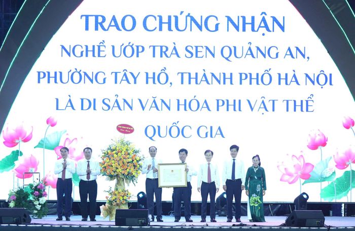 Phó Chủ tịch UBND thành phố Hà Nội Nguyễn Xuân Lưu trao chứng nhận Nghề ướp trà sen Quảng An, phường Tây Hồ, thành phố Hà Nội là Di sản Văn hóa phi vật thể quốc gia. Ảnh: Ngọc Tú.
