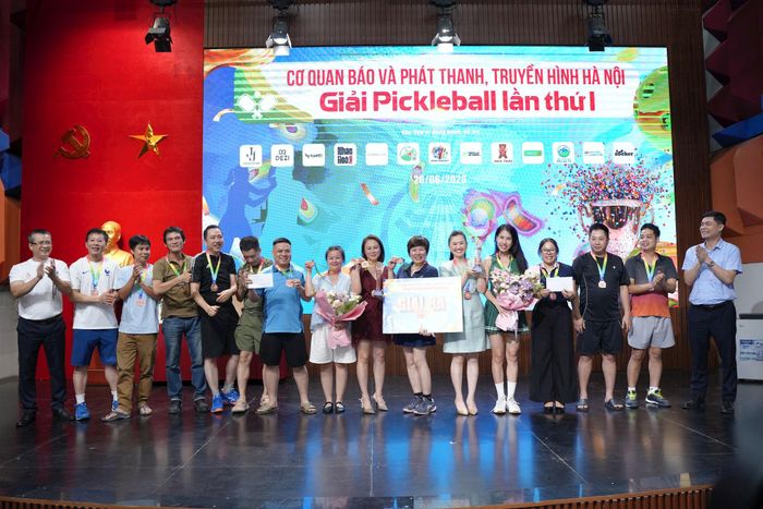 Ban tổ chức trao giải Nhì và Ba cho các đội. Ảnh: Phạm Mạnh
