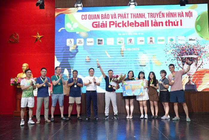 Ban tổ chức trao giải Vô địch cho đội 1. Ảnh: Phạm Mạnh