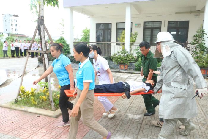 Tình huống diễn tập - cấp cứu. Ảnh: Dung Vũ
