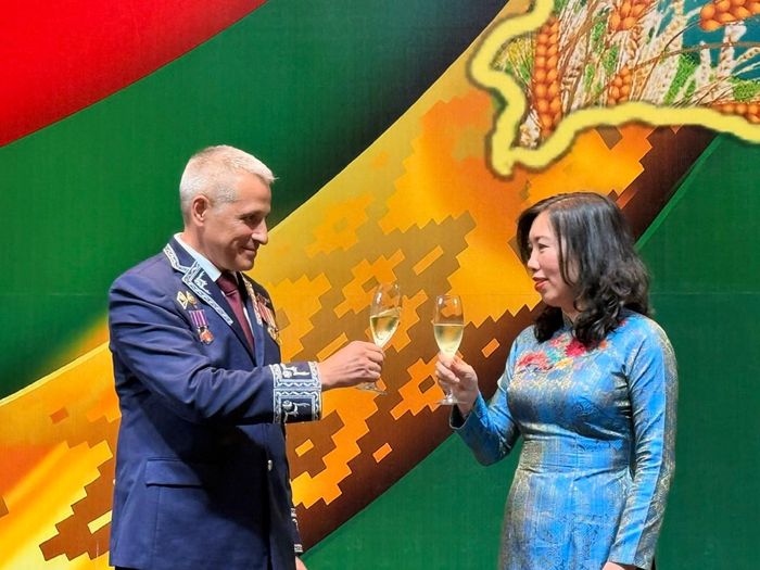 Thứ trưởng Bộ Ngoại giao Lê Thị Thu Hằng và Đại sứ Belarus tại Việt Nam, ông Uladzimir Baravikou, chúc mừng quan hệ Việt Nam - Belarus có những bước phát triển đáng kể sau khi nâng cấp lên Đối tác Chiến lược vào tháng 5-2025. Ảnh: Kiều Thoan Thu