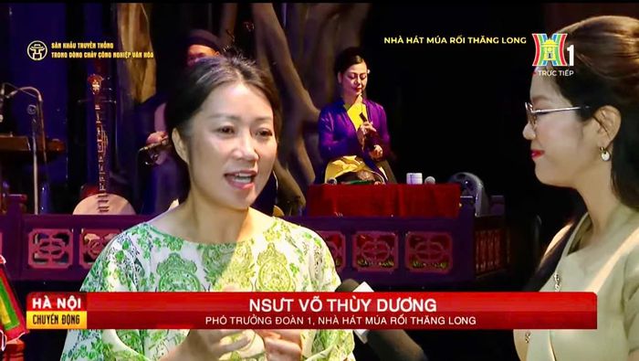 NSƯT Võ Thùy Dương, Phó Trưởng đoàn 1, Nhà hát Múa rối Thăng Long trao đổi với PV Cơ quan Báo và Phát thành, Truyền hình Hà Nội. Ảnh: PV