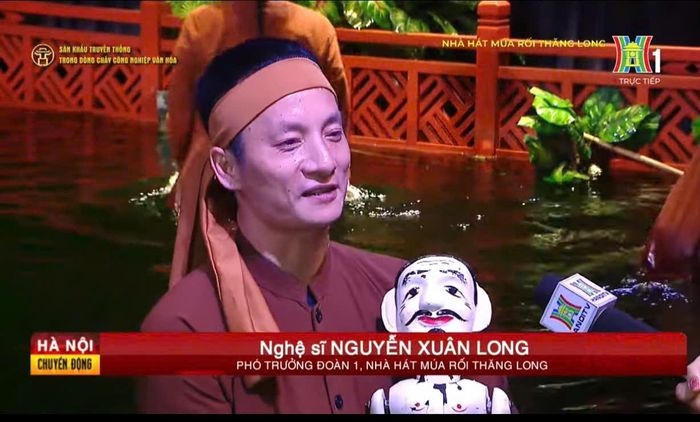 Nghệ sĩ Nguyễn Xuân Long, trao đổi với PV Cơ quan Báo và Phát thành, Truyền hình Hà Nội. Ảnh: PV