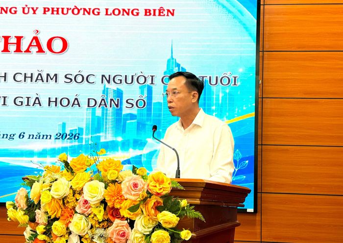 Bí thư Đảng ủy, Chủ tịch HĐND phường Long Biên Nguyễn Mạnh Hà phát biểu chúc mừng tại hội thảo. Ảnh: Nguyên Bảo
