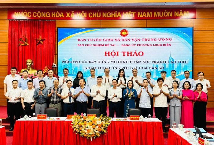 Các đại biểu tham dự hội thảo chụp ảnh lưu niệm. Ảnh: Nguyên Bảo
