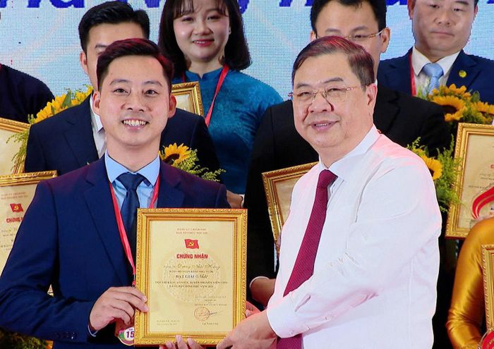 Phó Thủ tướng Thường trực Chính phủ Phạm Gia Túc trao giải Nhất cho thí sinh Dương Nhật Hoàng - báo cáo viên Đảng bộ Ngân hàng Nhà nước. Ảnh: Thanh Hồng