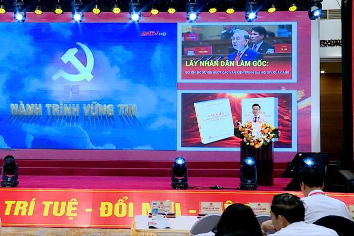Thí sinh tham gia phần thi thuyết trình. Ảnh: Thanh Hồng