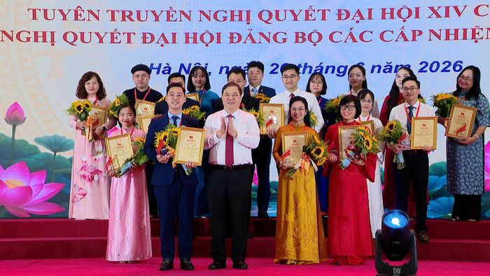 Các đại biểu chụp ảnh lưu niệm cùng các thí sinh. Ảnh: Thanh Hồng