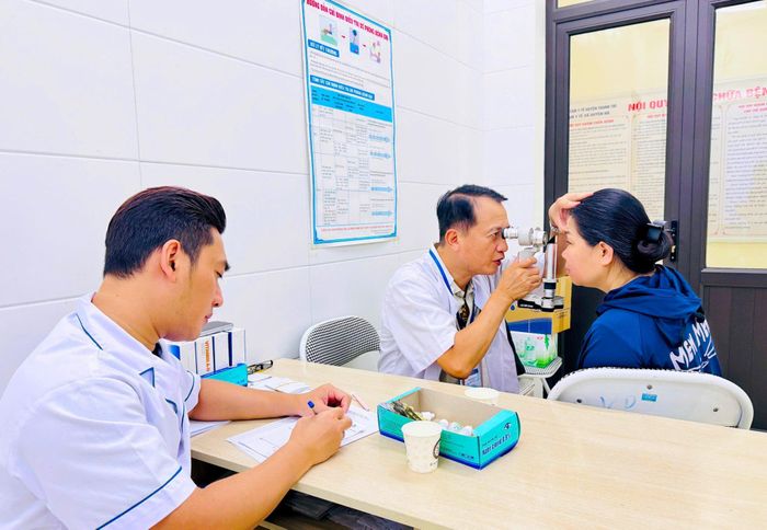 Các bác sĩ khám, tư vấn cho người dân trong chương trình. Ảnh: Phương Xuyến