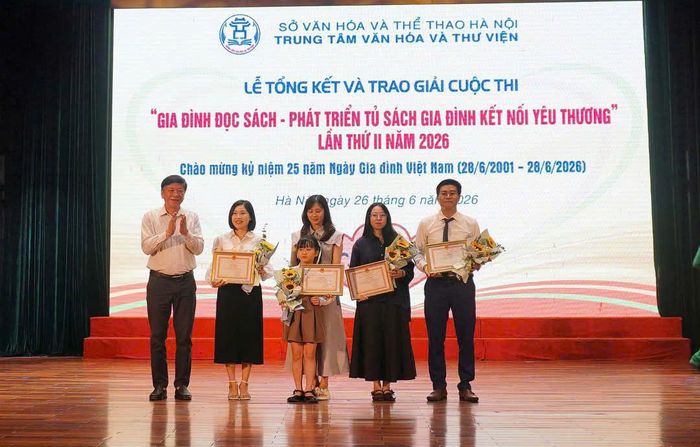 Trao chứng nhận cho các gia đình đạt giải Chuyên đề. Ảnh: TTVHTV