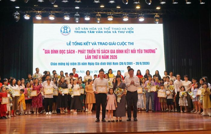 Trao phần thưởng cho gia đình đạt giải Nhất. Ảnh: TTVHTV