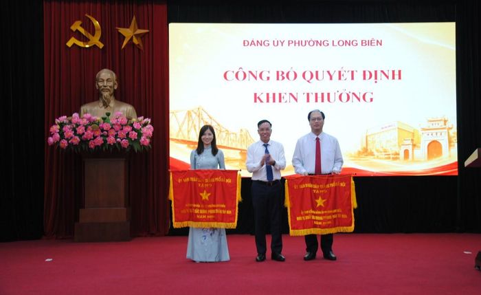 Các tập thể của phường Long Biên có thành tích xuất sắc trong phong trào thi đua năm 2025 nhận Cờ thi đua của UBND thành phố Hà Nội. Ảnh: Thế Dương