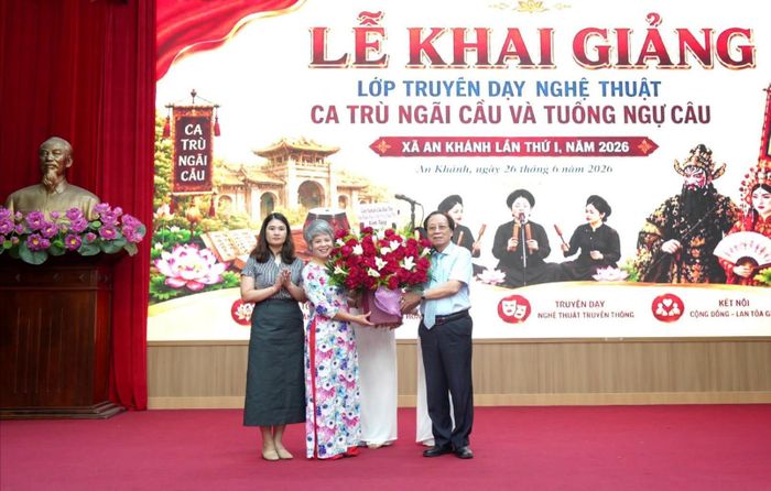 NSND Lê Tiến Thọ, Viện trưởng Viện Nghiên cứu Bảo tồn và Phát huy Văn hóa dân tộc, nguyên Thứ trưởng Bộ Văn hóa, Thể thao và Du lịch tặng hoa chúc mừng. Ảnh: AK