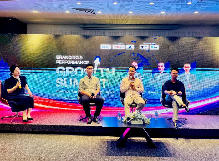 Founder & CEO Sao Kim Branding Nguyễn Thanh Tuấn và các diễn giả chia sẻ tại diễn đàn. Ảnh: Tùng Nguyễn.