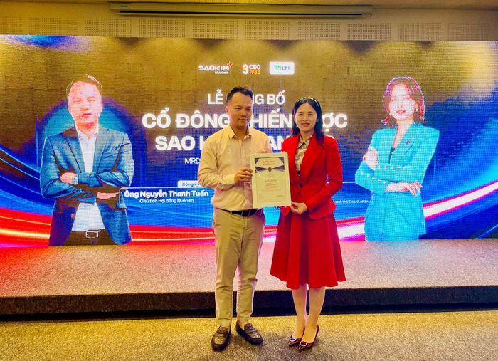 Sao Kim Branding trao chứng nhận đối tác hợp tác chiến lược cho bà Lê Dung, Chủ tịch Câu lạc bộ CEO 1983. Ảnh: Tùng Nguyễn.