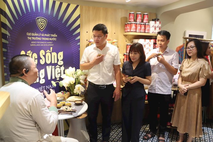 Sen Huế và các sản phẩm chế biến từ sen nhận được sự quan tâm đặc biệt của khách tham quan. Ảnh: Bảo Trung