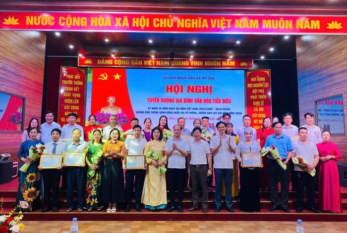 Các gia đình văn hóa tiêu biểu được UBND xã Mỹ Đức tuyên dương nhân dịp kỷ niệm 25 năm Ngày Gia đình Việt Nam. Ảnh: Biên Phạm