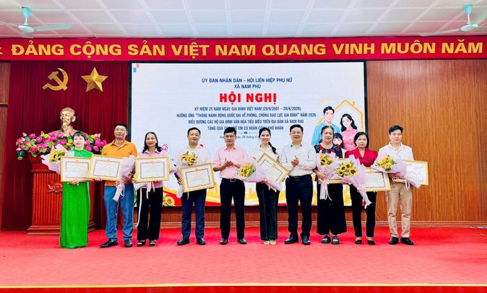 UBND xã Nam Phù tuyên dương, khen thưởng các gia đình văn hóa tiêu biểu. Ảnh: Phương Xuyến