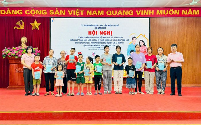 Hội Liên hiệp Phụ nữ xã trao quà cho trẻ em có hoàn cảnh khó khăn. Ảnh: Phương Xuyến