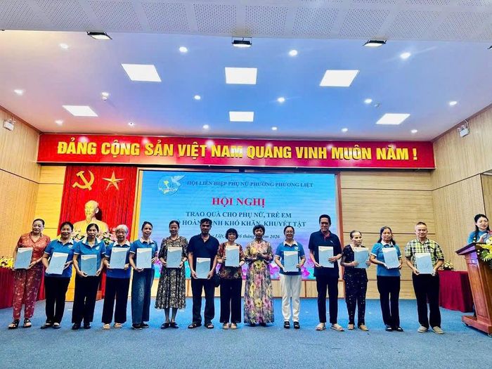 Đại diện UBND phường Phương Liệt trao quà cho các gia đình có hoàn cảnh khó khăn. Ảnh: ND
