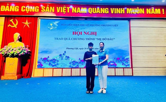 Trẻ em có hoàn cảnh khó khăn được trao quà trong chương trình "Mẹ đỡ đầu". Ảnh: ND