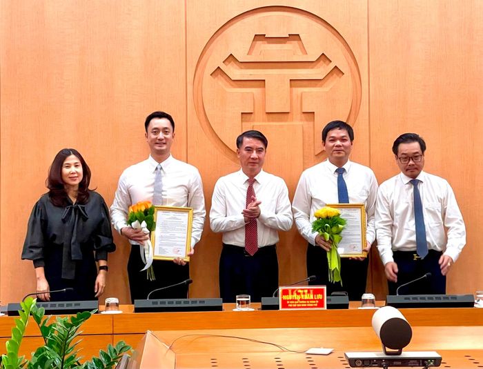 Phó Chủ tịch UBND thành phố Nguyễn Xuân Lưu tặng hoa chúc mừng các đồng chí tân Phó Giám đốc Sở. Ảnh: Hương Ly