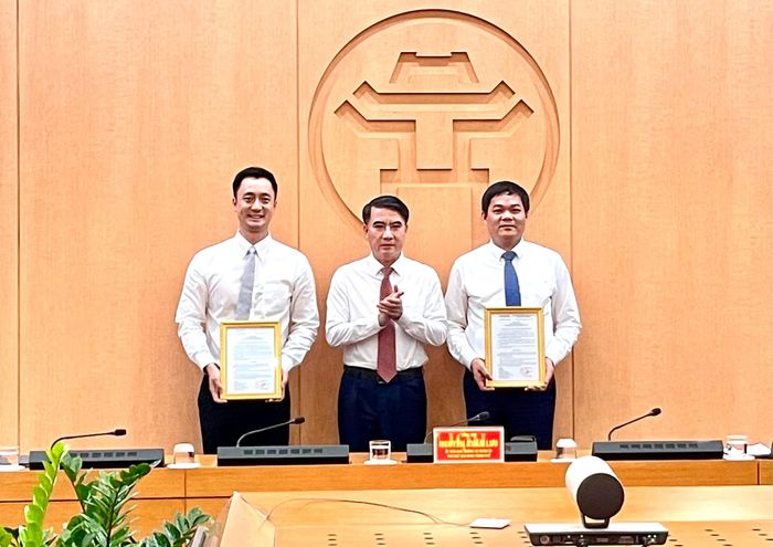 Phó Chủ tịch UBND thành phố Nguyễn Xuân Lưu trao quyết định và tặng hoa chúc mừng các đồng chí được bổ nhiệm. Ảnh: Hương Ly