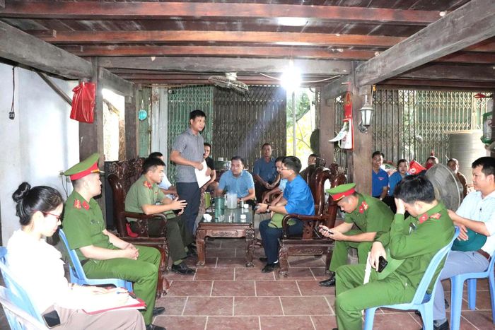 Cán bộ xã Bất Bạt tuyên truyền, đối thoại, vận động người dân tự giác khắc phục vi phạm về đất đai, trật tự xây dựng.