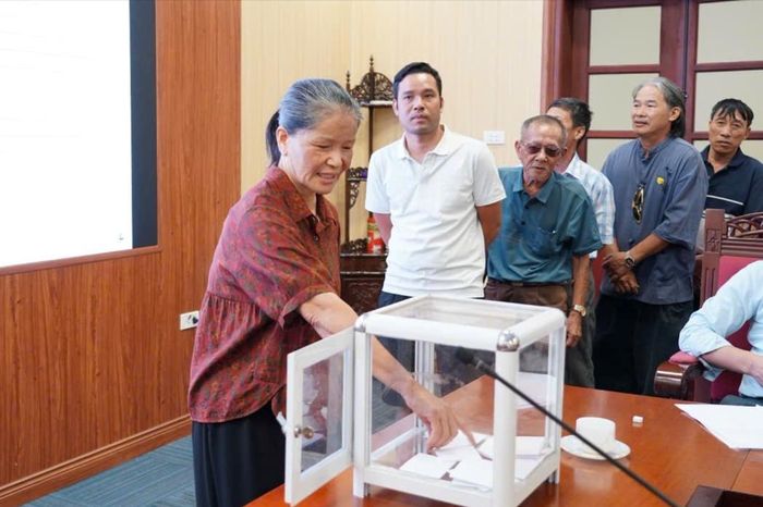 Đại diện các hộ dân thực hiện bốc thăm xác định vị trí đất dịch vụ. Ảnh: PV