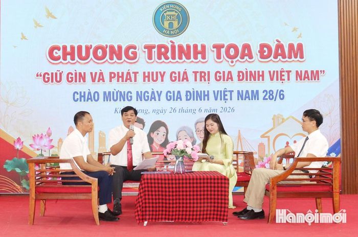 Đại diện các gia đình tham gia tọa đàm chia sẻ kinh nghiệm xây dựng gia đình hạnh phúc, gắn kết. Ảnh: Tuấn Điệp
