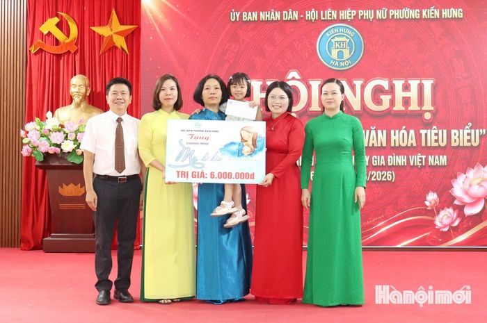 Trao quà "Mẹ đỡ đầu" cho trẻ mồ côi có hoàn cảnh khó khăn. Ảnh: Tuấn Điệp
