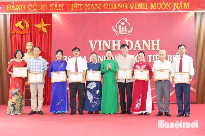 Lãnh đạo phường Kiến Hưng tuyên dương 36 gia đình văn hóa tiêu biểu. Ảnh: Tuấn Điệp