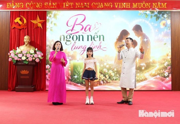 Tiết mục âm nhạc do một gia đình tham gia biểu diễn. Ảnh: Tuấn Điệp