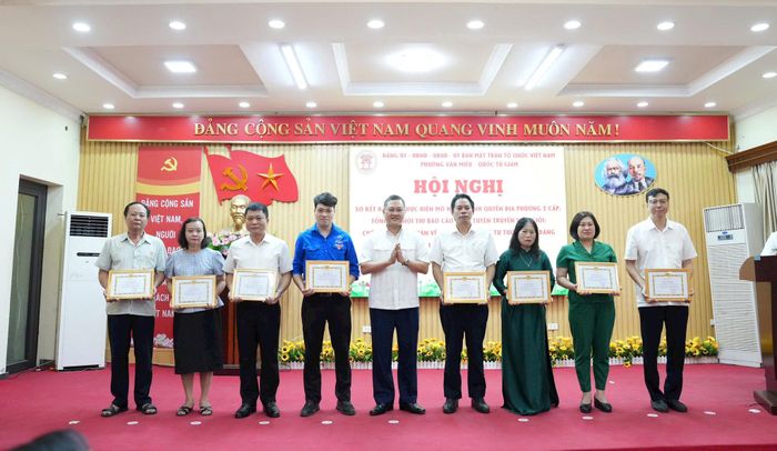Ban Thường vụ Đảng ủy phường tặng Giấy khen cho 24 tập thể có thành tích xuất sắc trong vận hành mô hình chính quyền địa phương hai cấp. Ảnh: An Quyên