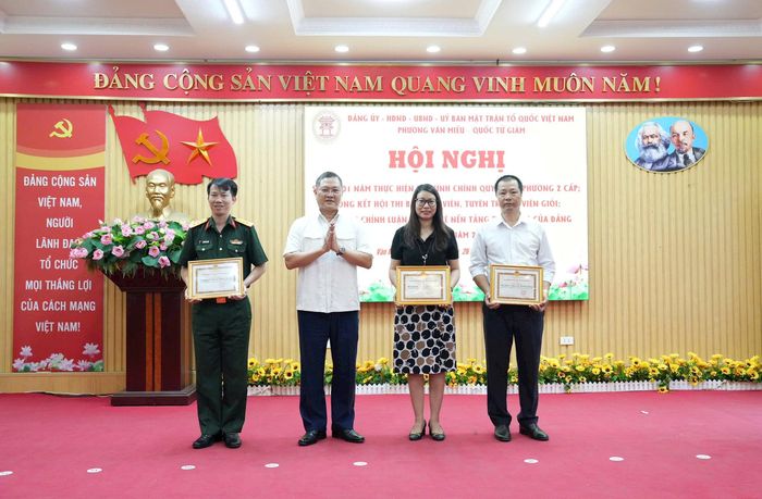UBND phường khen thưởng 45 tập thể có thành tích xuất sắc trong vận hành mô hình chính quyền địa phương hai cấp và tổ chức bộ máy của hệ thống chính trị. Ảnh: An Quyên
