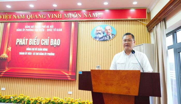 Bí thư Đảng ủy phường Vũ Xuân Hùng phát biểu. Ảnh: An Quyên