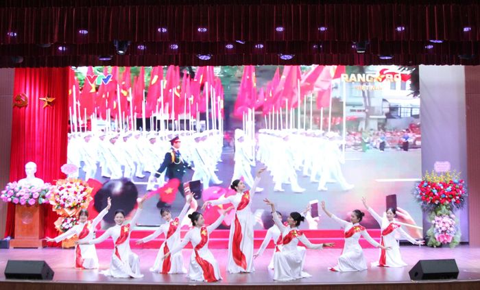 Một tiết mục văn nghệ tại hội nghị. Ảnh: Vân Nhi