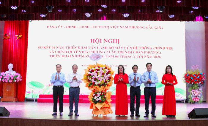 Trung tướng Nguyễn Thanh Tùng, Giám đốc Công an thành phố Hà Nội tặng hoa chúc mừng lãnh đạo phường Cầu Giấy. Ảnh: Vân Nhi