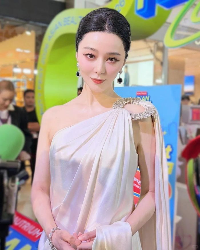  Ở tuổi 45, Phạm Băng Băng sở hữu diện mạo khiến nhiều người khó tin. Cô có làn da trắng sứ căng bóng, mịn màng gần như không để lộ bất kỳ dấu hiệu lão hóa rõ rệt nào. Dưới ống kính cam thường chụp cận của truyền thông và người hâm mộ, từng đường nét trên gương mặt nữ diễn viên đều hiện lên hoàn hảo. Ảnh: Xiaohongshu. 