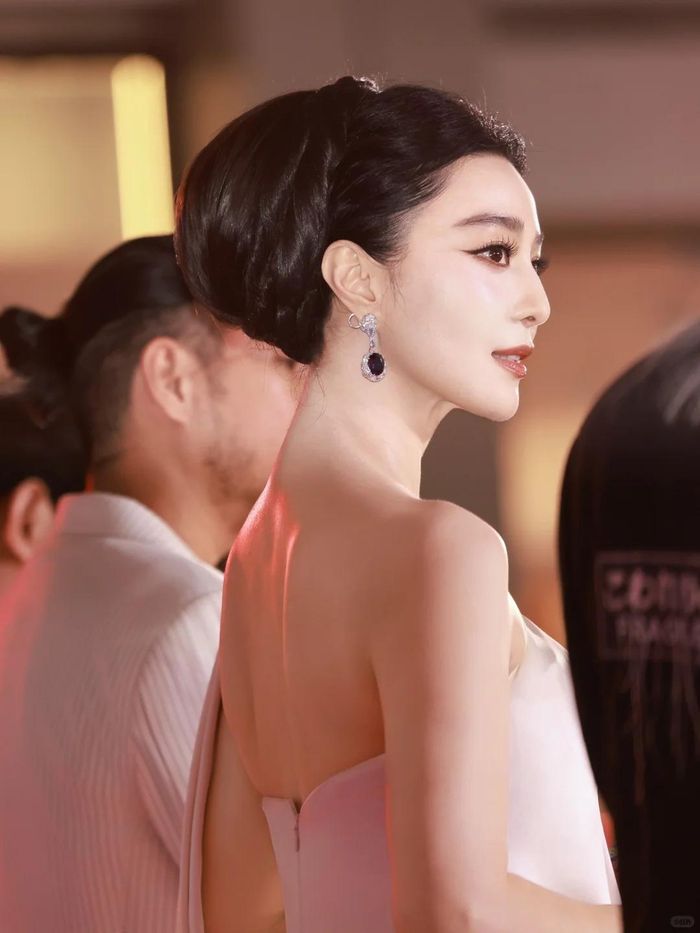  Bờ vai thon thả, tấm lưng nuột nà và góc nghiêng thanh tú gây thương nhớ của Phạm Băng Băng tại sự kiện. Ảnh: Xiaohongshu. 