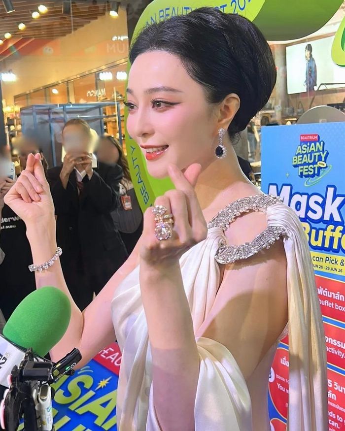  Điều khiến công chúng trầm trồ hơn cả là thần thái đỉnh cao mà Phạm Băng Băng luôn duy trì sau nhiều năm hoạt động trong giới giải trí. Mỗi ánh nhìn, mỗi nụ cười hay cử chỉ của cô đều toát lên vẻ quyền lực và đẳng cấp của một ngôi sao hạng A thực thụ. Ảnh: Xiaohongshu. 
