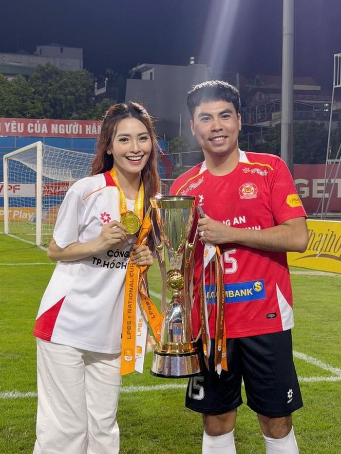 Cách đây vài ngày, Huyền Trang chúc mừng ông xã và đồng đội sau khi vô địch Cup Quốc gia: “Năm nay lấy vợ lấy luôn cả cup. Chúc mừng Phạm Đức Huy năm nay có được quá nhiều thứ nhé!".