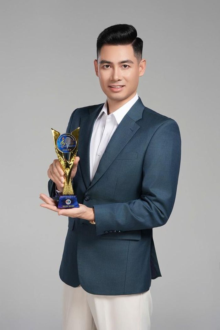 Trước khi đoạt giải Quán quân Giọng ca vàng Bolero, Phạm Ngọc Anh từng làm nhiều công việc khác như kinh doanh, xuất khẩu,...