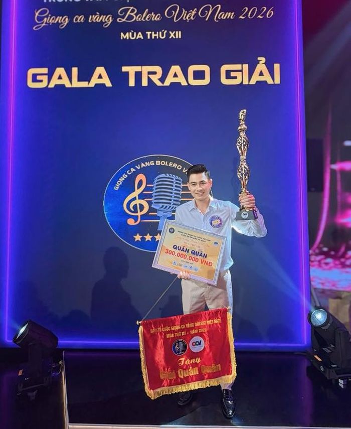 Quán quân Giọng ca vàng Bolero Phạm Ngọc Anh.