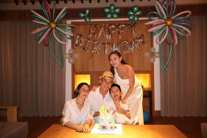 "Chúc mừng sinh nhật lần thứ 8 con trai yêu của ba mẹ. Chúc Brendan của ba mẹ mọi điều tốt đẹp nhất trên đời này. Năm nay tổ chức cho con trai ở một nơi thật lãng mạn, thật đẹp và xa nhà nhưng lại ấm áp", Thúy Diễm chia sẻ.