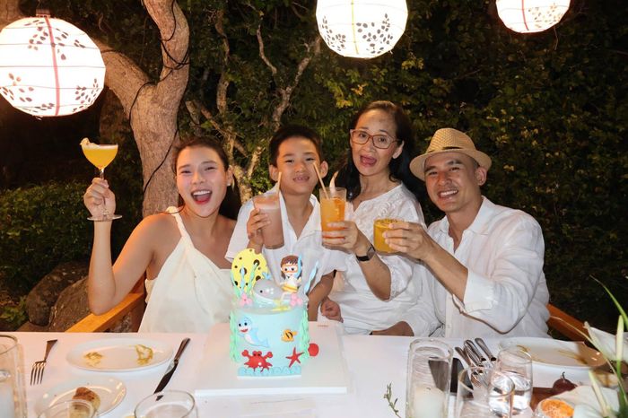 Được biết, ba của nam diễn viên Lương Thế Thành sinh năm 1952, mẹ sinh năm 1958, hiện đang sống cùng gia đình nhỏ của các con. Thúy Diễm cho biết cô rất may mắn khi được ba mẹ chồng yêu thương như con ruột. Cả hai thông cảm cho việc cô phải thường xuyên vắng nhà khi đi quay phim xa và chăm sóc cháu nội chu đáo.