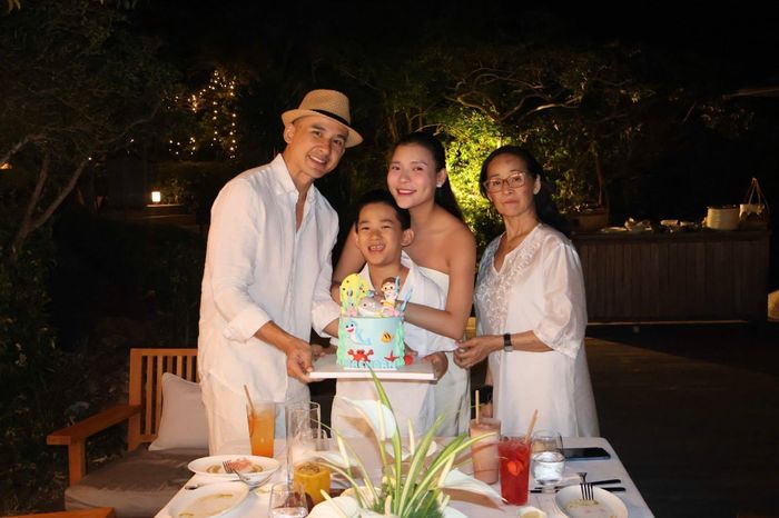 Trong loạt ảnh được đăng tải, cả gia đình: Thúy Diễm và Lương Thế Thành cùng con trai và mẹ chồng cô đồng loạt diện trang phục tông trắng thanh lịch. Cả gia đình liên tục nở nụ cười rạng rỡ khi chụp ảnh cùng con trai. Khoảnh khắc gia đình quây quần bên nhau nhanh chóng nhận được nhiều lời chúc mừng từ khán giả và đồng nghiệp.