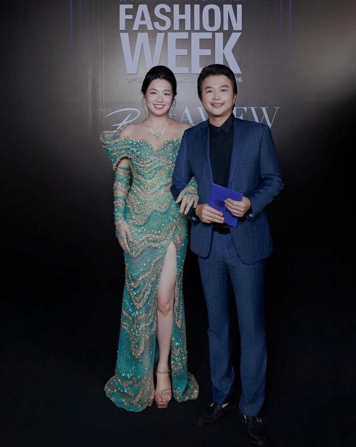 "Đến giờ này hai vợ chồng chưa chán nhau mà càng ngày càng cần nhau hơn", Lê Khánh dí dỏm chia sẻ về bạn đời.