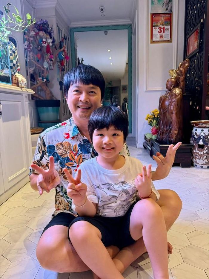 "Tôi rất may mắn khi có một hậu phương tuyệt vời. Trước hết là chồng tôi. Sau đó là ba mẹ chồng và mẹ ruột. Đặc biệt, hai con rất hiểu chuyện...", Lê Khánh chia sẻ.