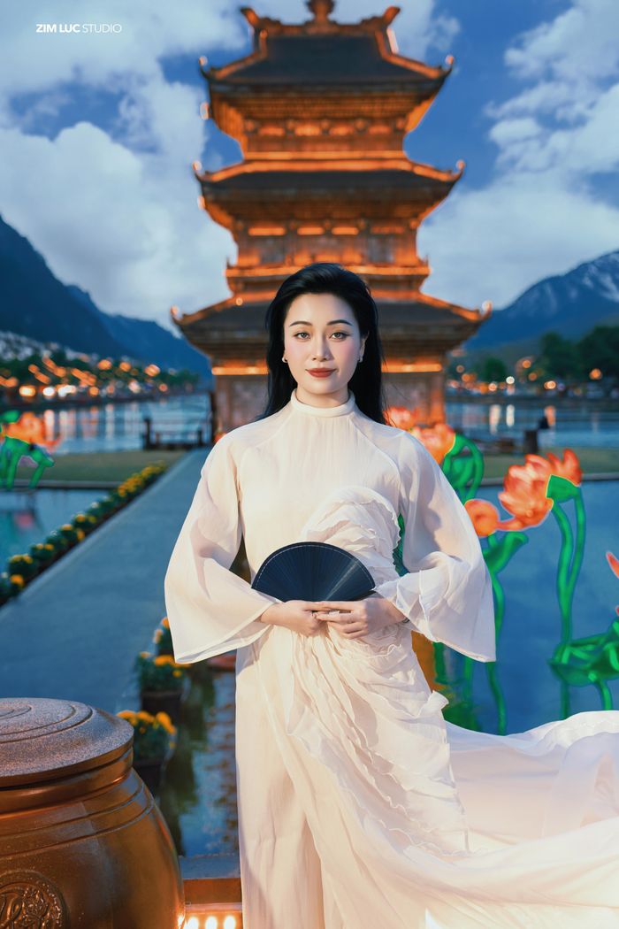 Là quán quân Sao Mai dòng dân gian nhưng Huyền Trang đã tạo cho mình một lối đi riêng không giống với các "đàn chị" đi trước.